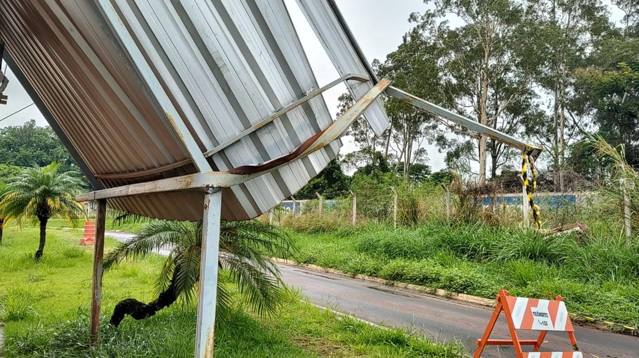 Foto 2 de 3 — Ventos fortes derrubam parte de cobertura do pedágio em Bueno de Andrada